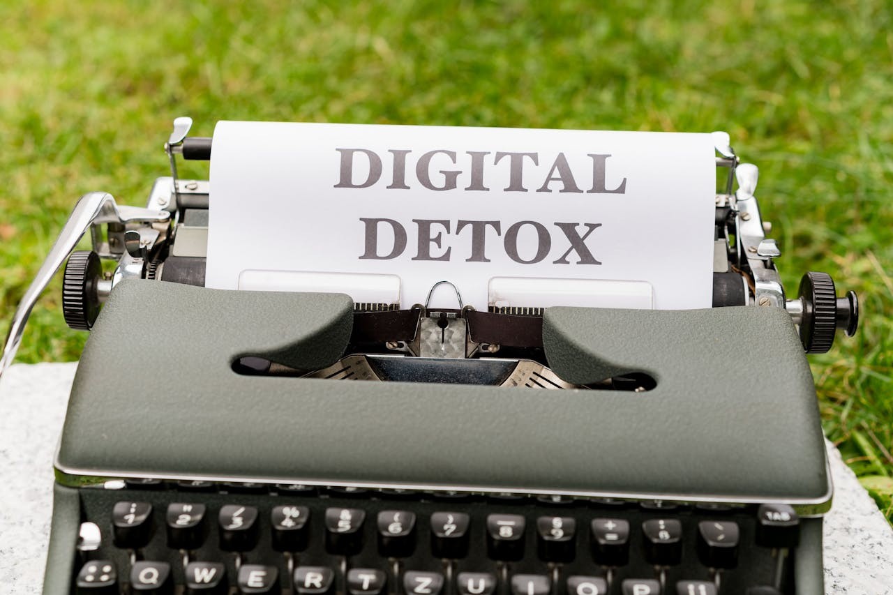 pexels-markus-winkler-digital-detox