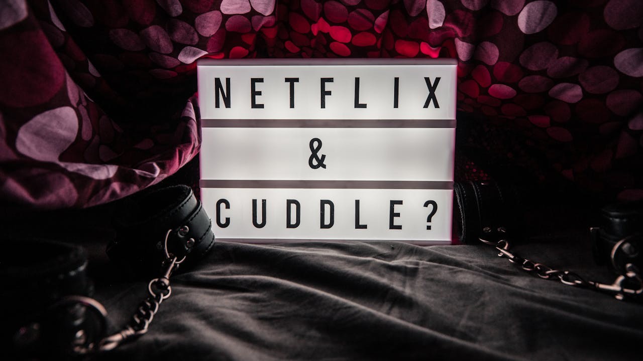 pexels-aleksmagnusson-netflix-cuddle