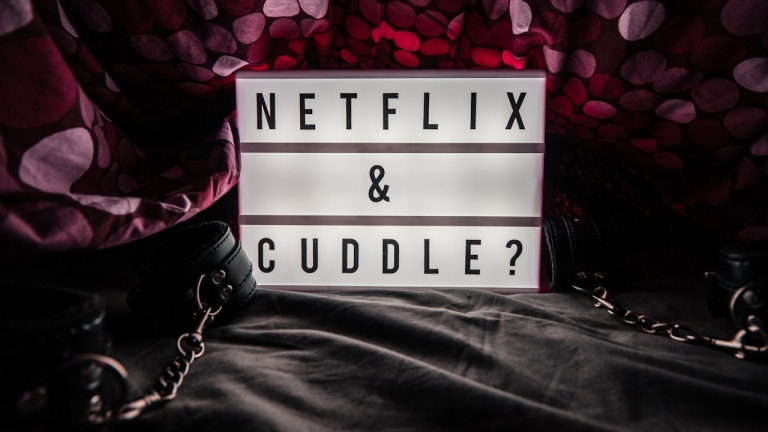 pexels-aleksmagnusson-netflix-cuddle