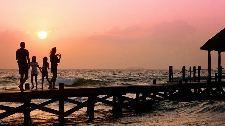 family-beach-day-wellness-summer (1)